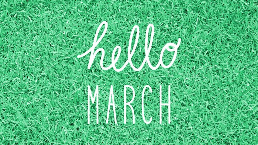 Olá Março escrito em inglês (Hello March) sob o gramado.