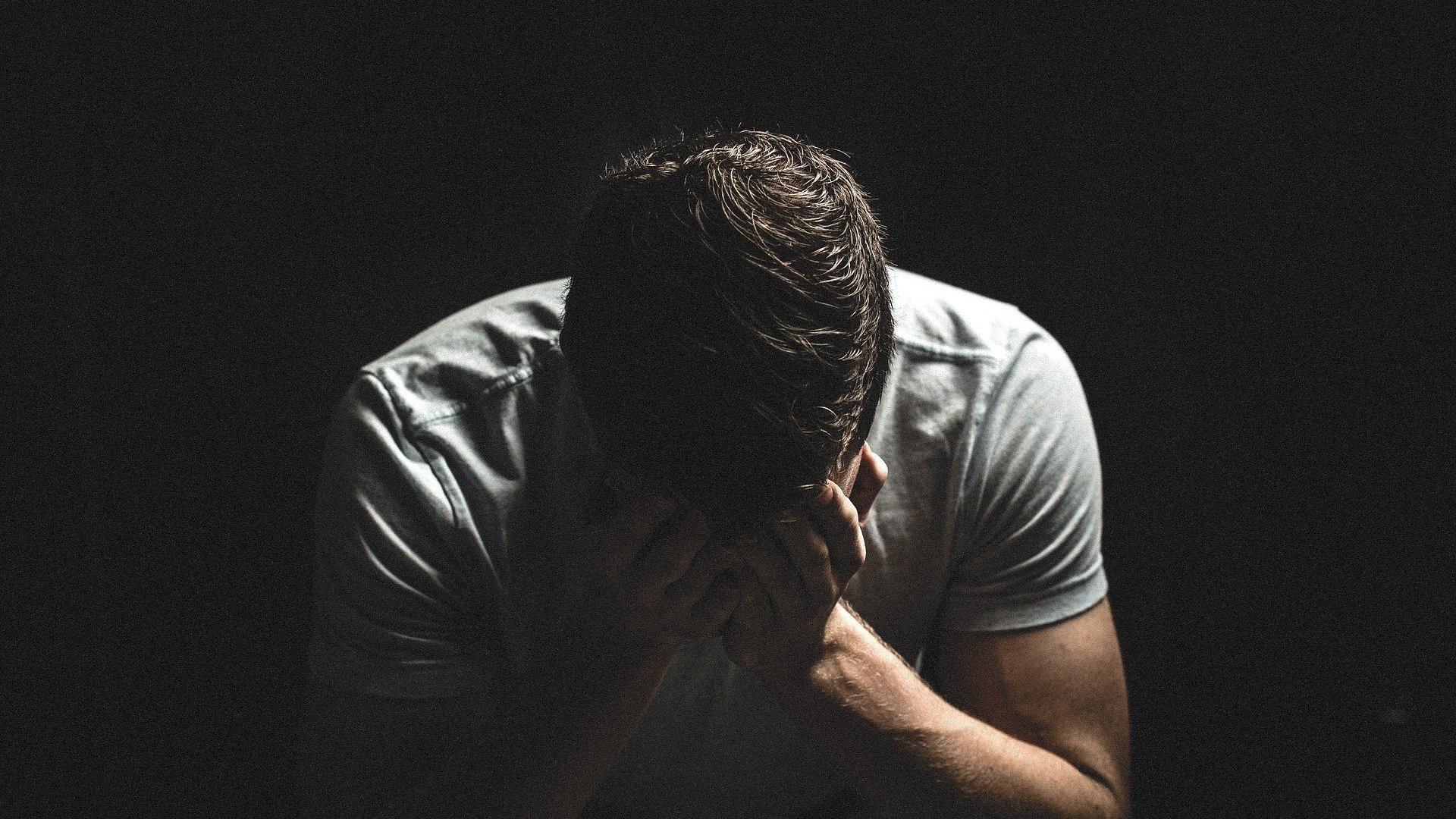 Pixabay/ StockSnap Homem de cabeça baixa com a mão em seu rosto