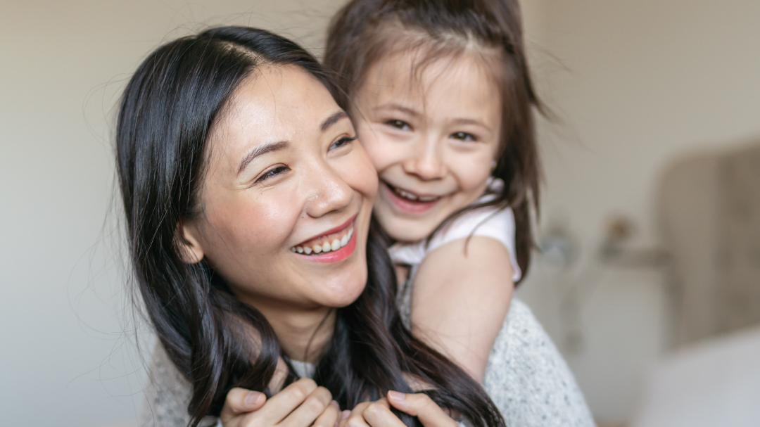 Mãe e filha orientais sorrindo