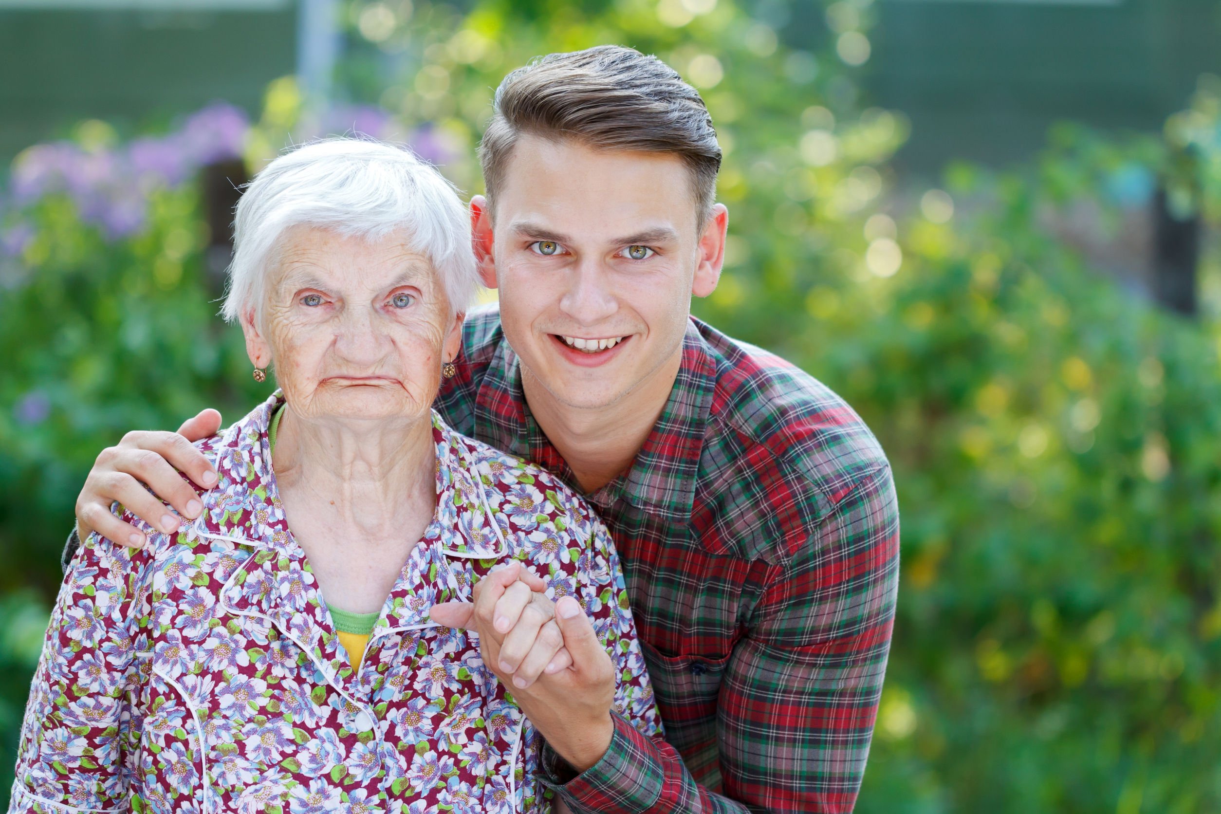 Hugging his grandma scary. Взрослый внук. Бабуля с молодыми мужчинами. Пожилая женщина и молодой человек. Бабушка и внук подросток.