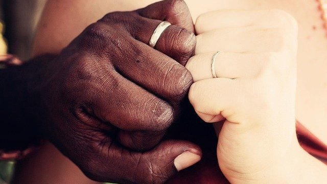 123rf / Free-Photo Mãos com aliança no anelar