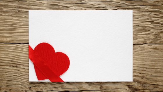 Cartão branco com coração vermelho