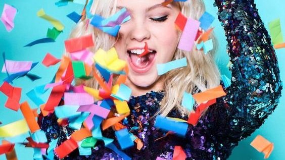 Pinterest Mulher comemorando seu aniversário com confetes e fitas