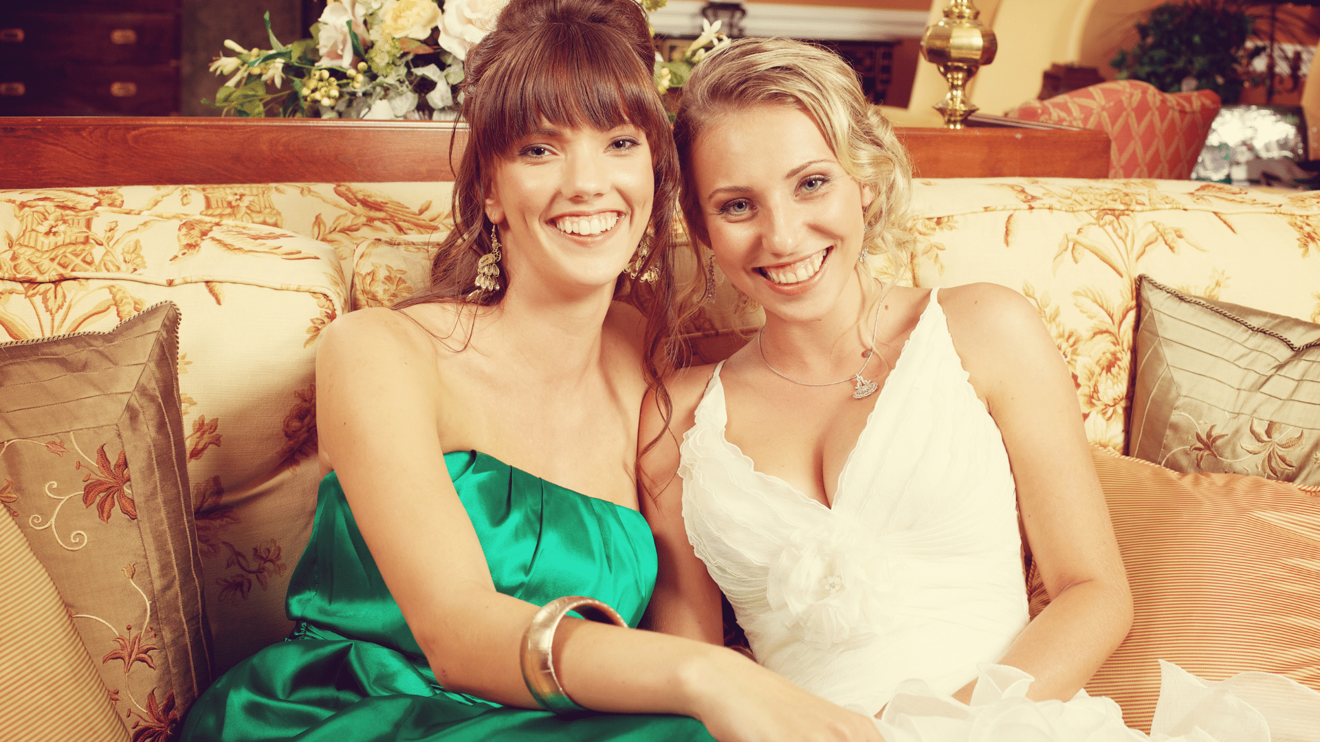 Mensagens Com Amor / Canva / Getty Images Signature Foto de duas mulheres sorrindo sentadas no sofá