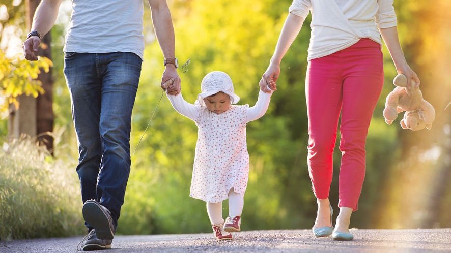 Pessoas segundo mãos de bebê enquanto anda