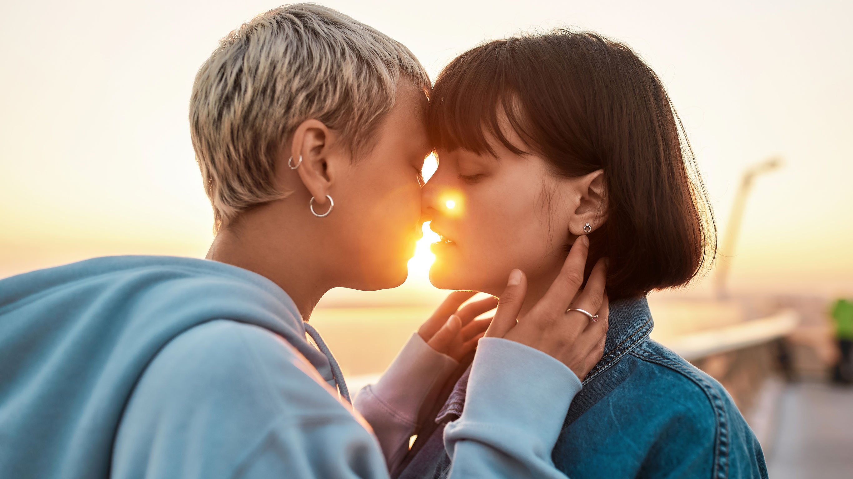 Duas mulheres brancas prestes a se beijar.