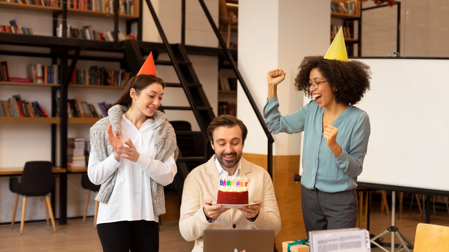 Pessoas comemorando aniversário de um colega de trabalho