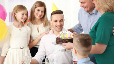 Pessoas celebrando o aniversário de um homem
