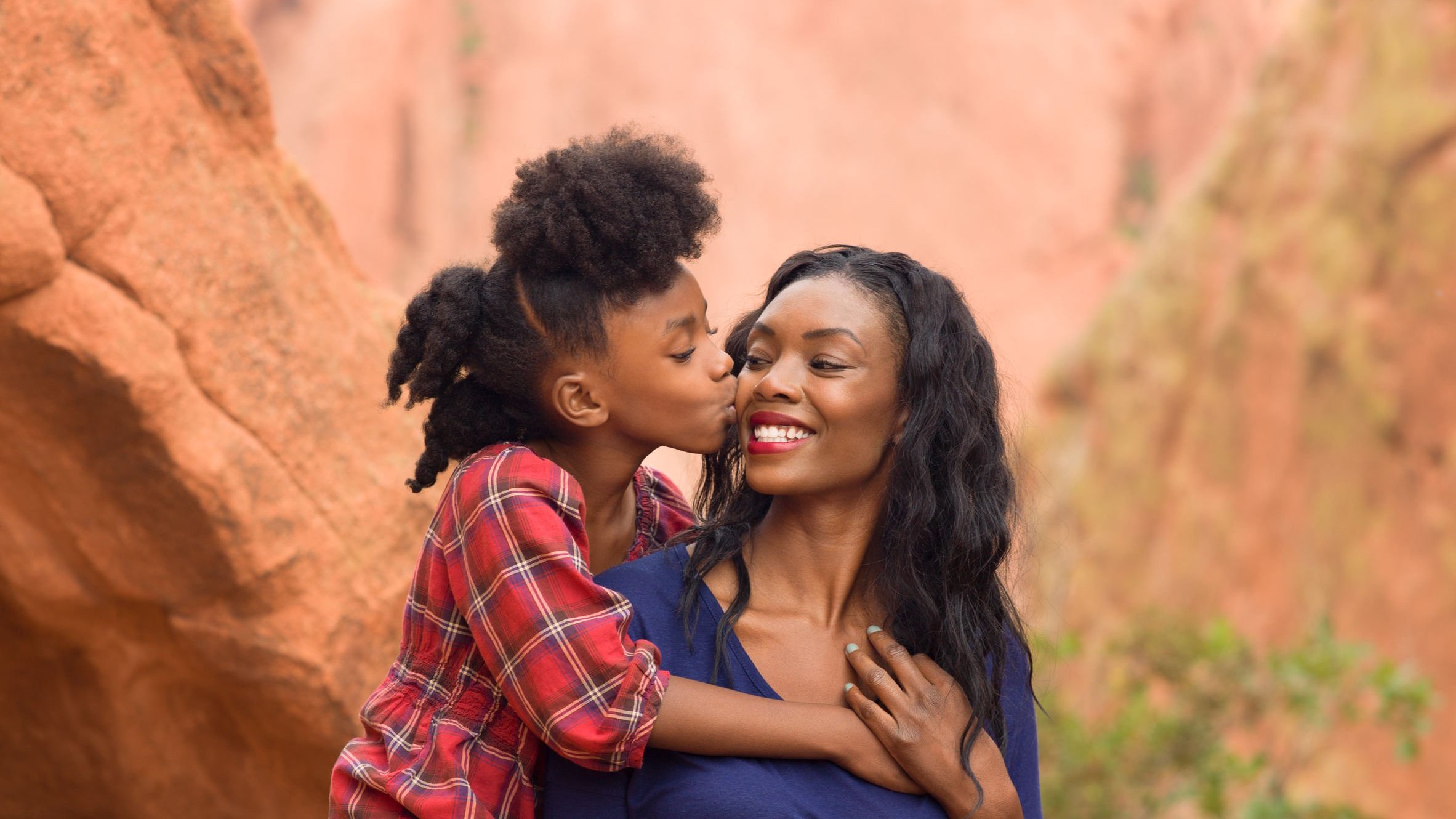 studio1one / 123RF Filha beijando rosto de sua mãe