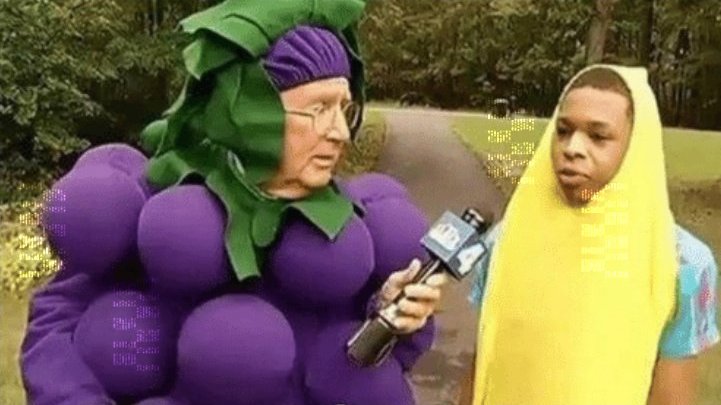 Repórter vestindo fantasia de uva entrevistando menino que veste uma fantasia de banana.