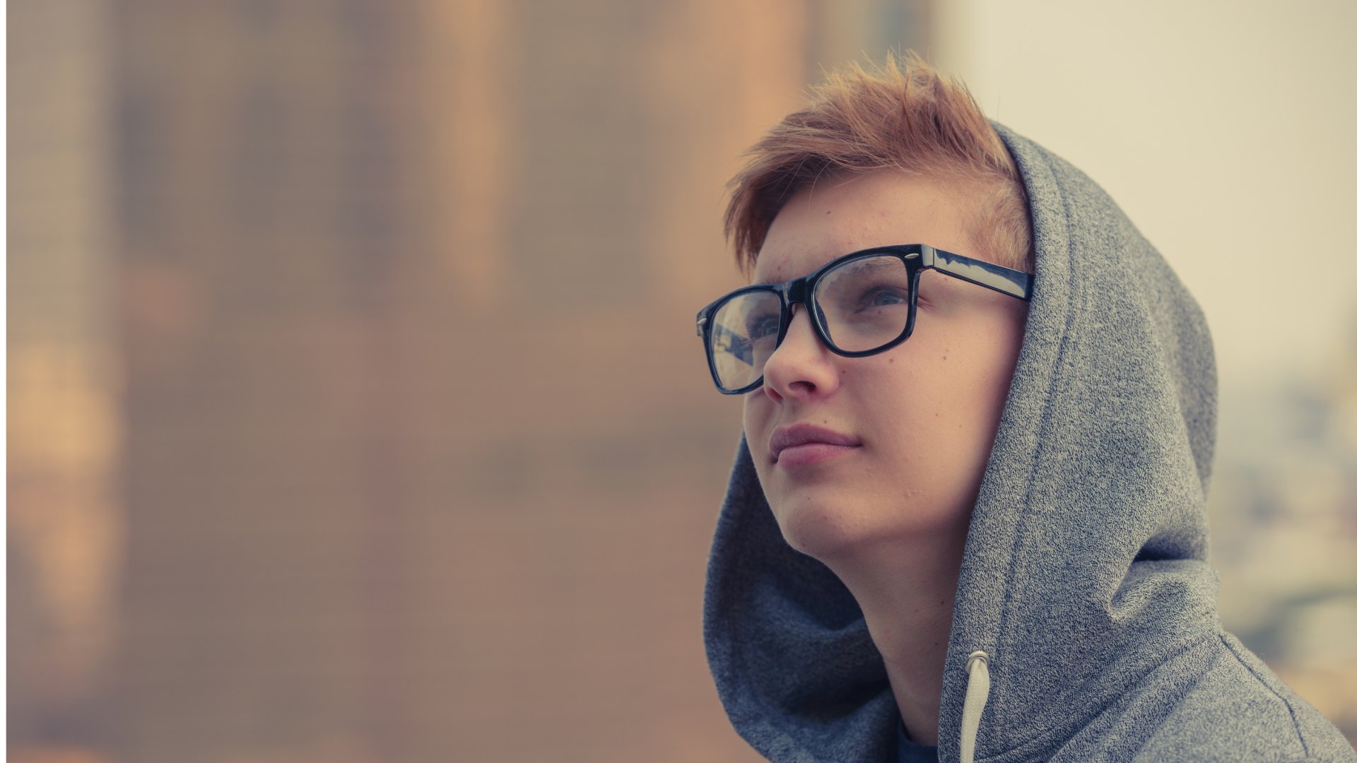 Foto de menino adolescente usando óculos e moletom