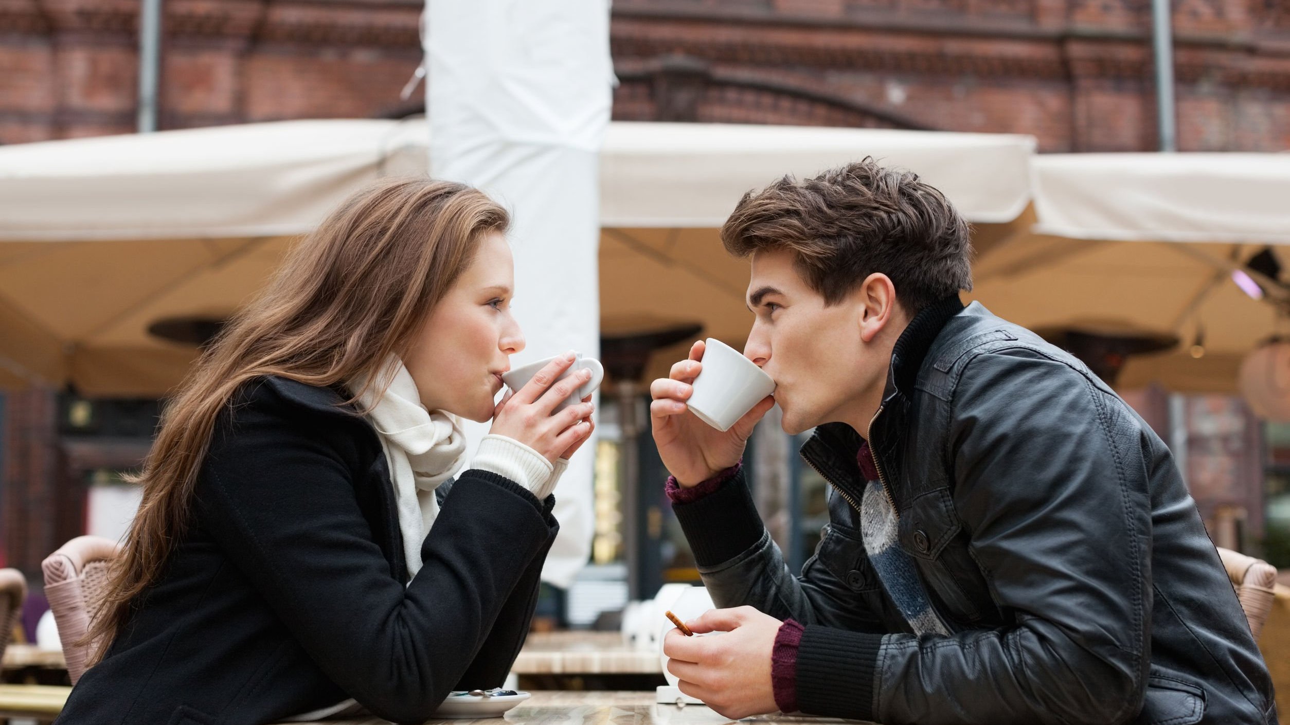 Casal tomando café em um restaurante