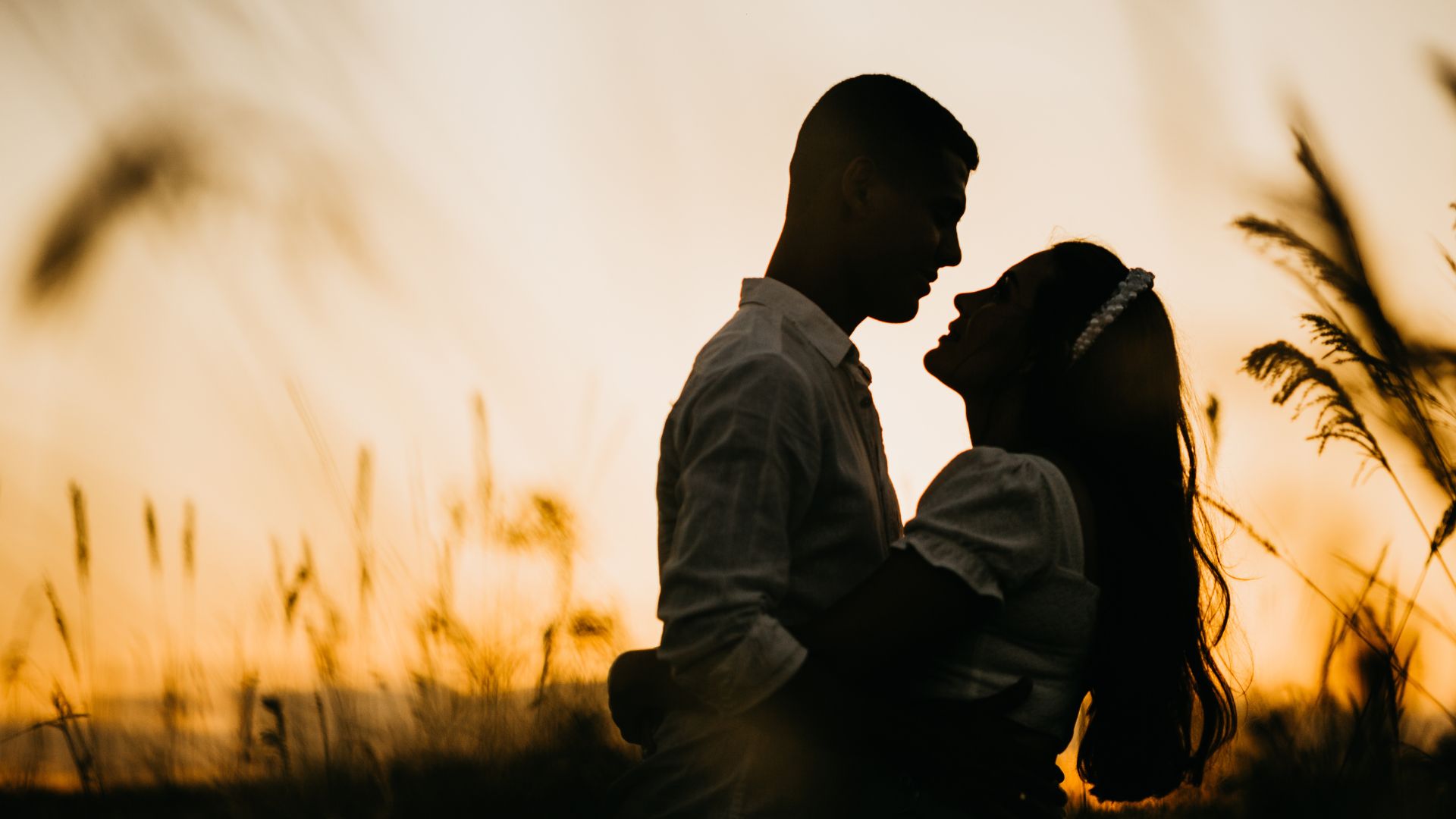 Jonathan Borba de Pexels Imagem da Silhueta de homem e mulher se abraçando em um campo de trigo
