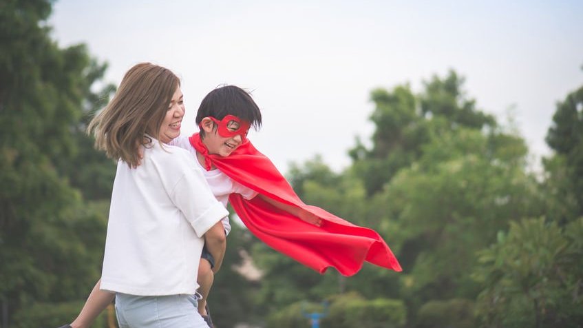 Mãe e filho vestidos de super-heróis