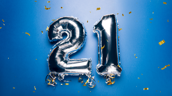 Balões com os números 1 e 2, formando o número 21.