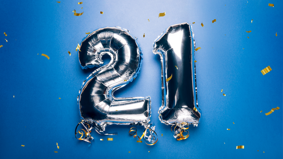annastories / Canva Balões com os números 1 e 2, formando o número 21.