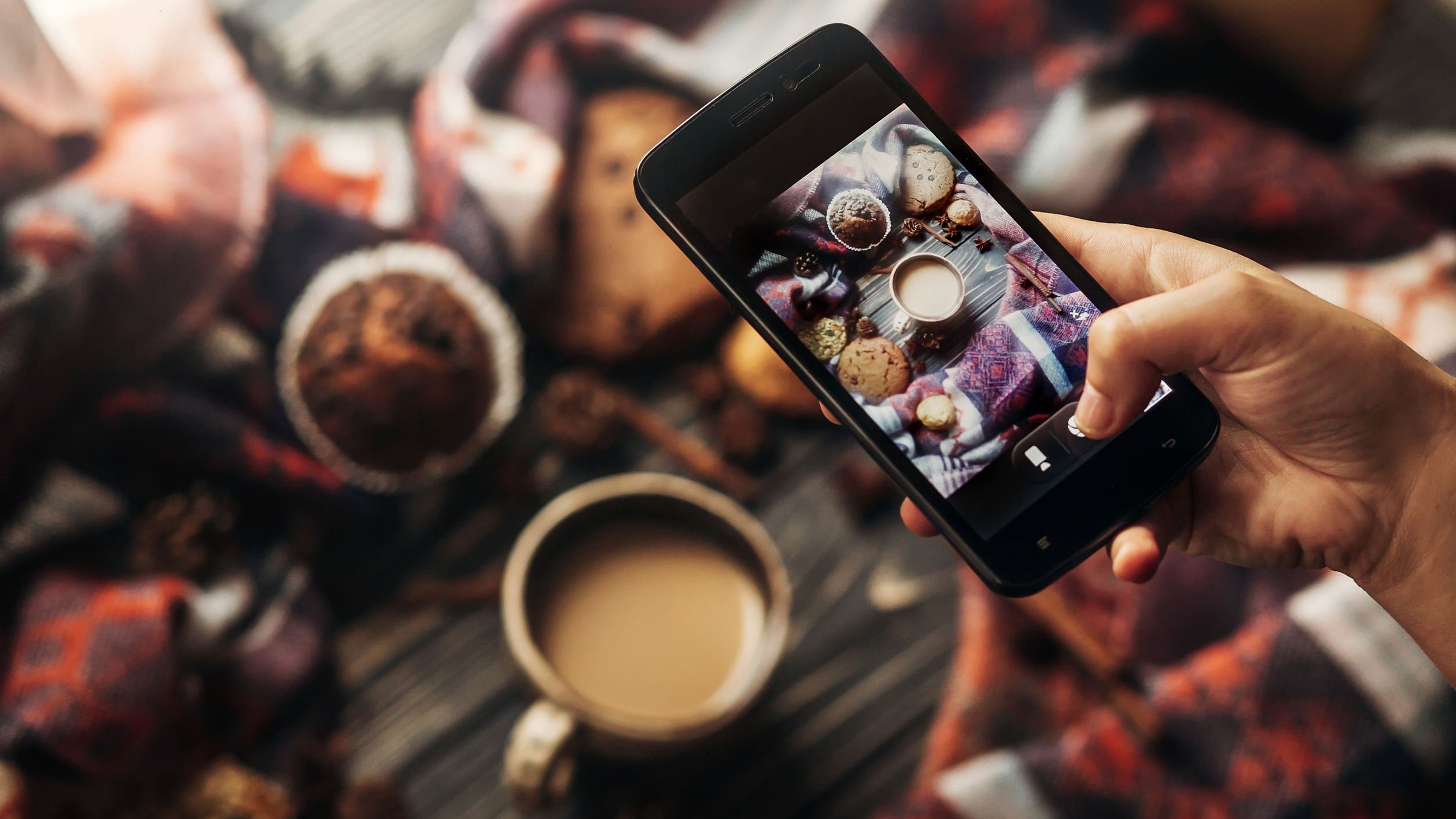 Pessoa fotografando alimentos sobre mesa