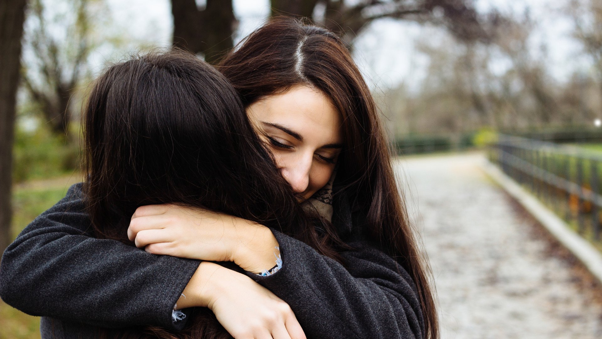 Duas mulheres se abraçando