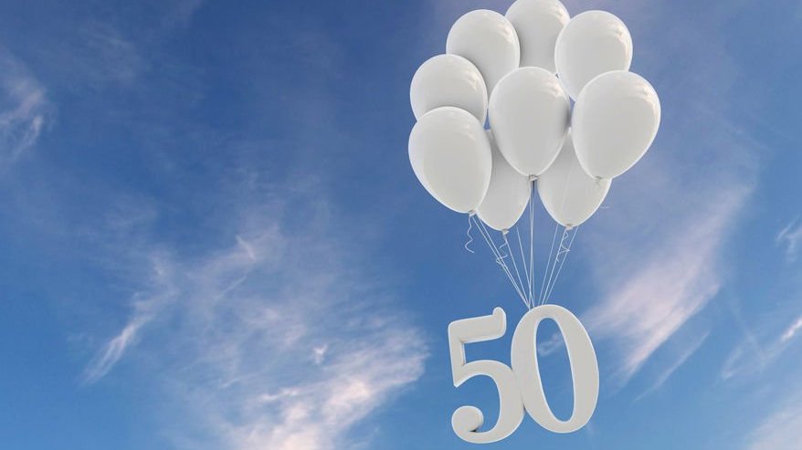 Número 50 no céu com balões brancos