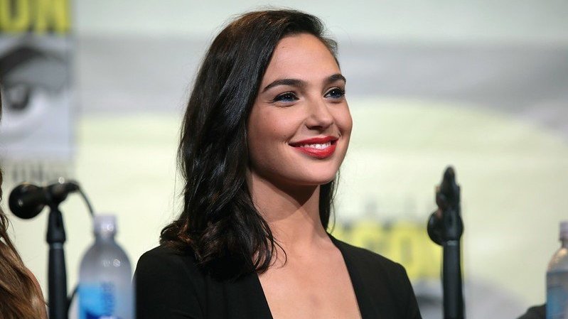 Gal Gadot sorrindo.