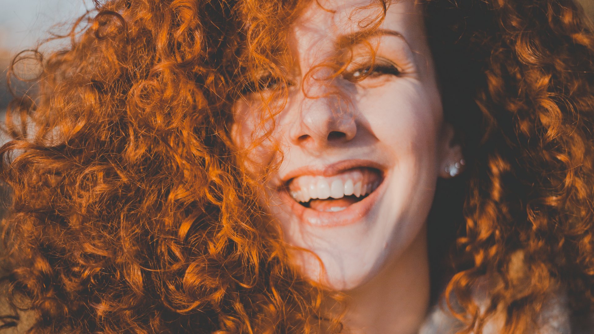 Mulher ruiva sorrindo