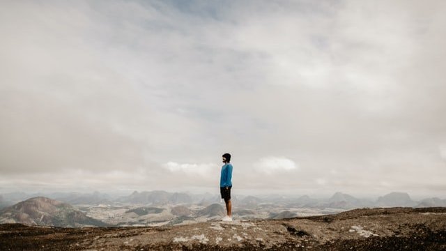 Unsplash / Jonathan Borba Pessoa na montanha