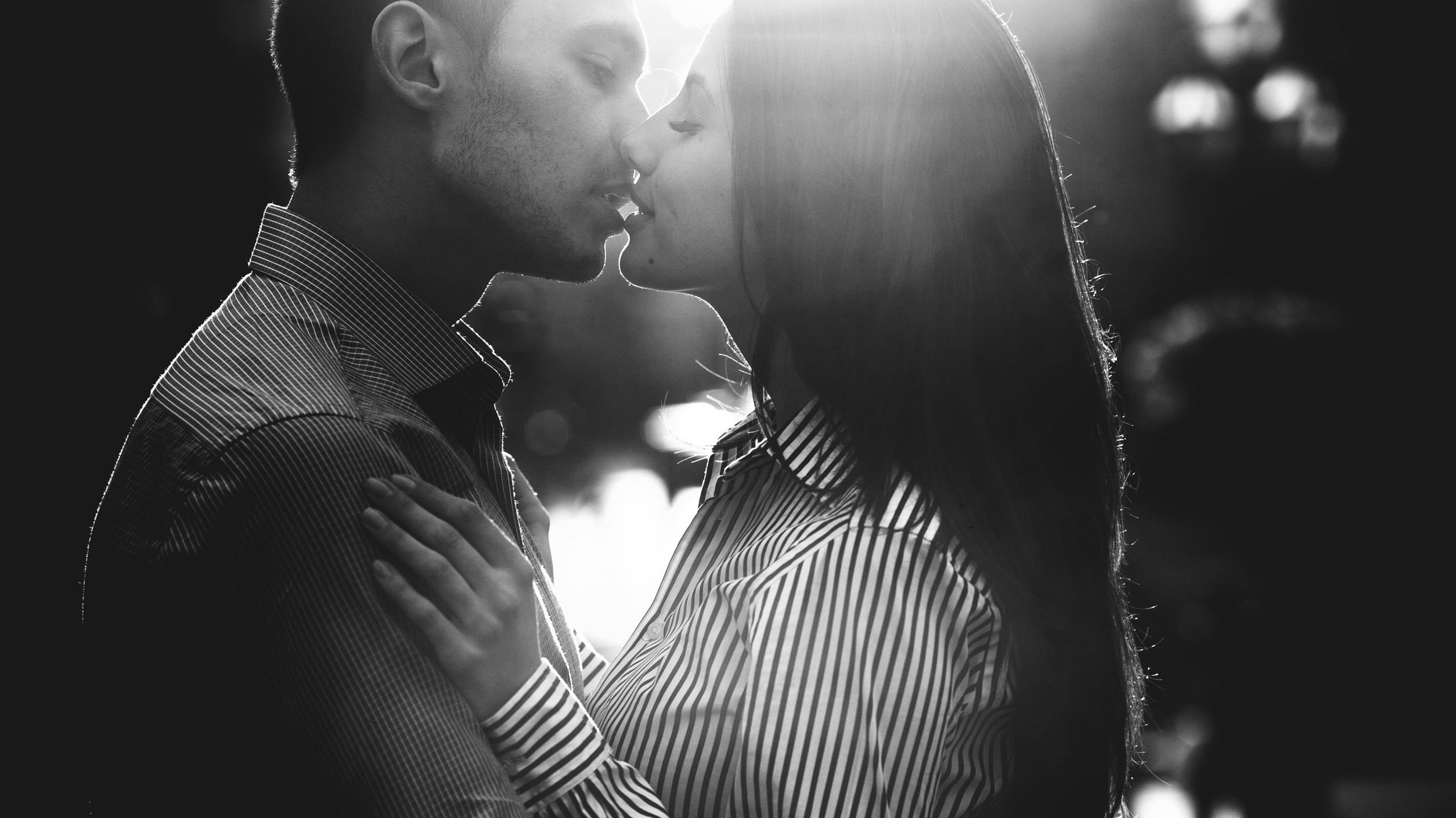 123rf - Oleksii Hrecheniuk Homem e mulher quase se beijando.