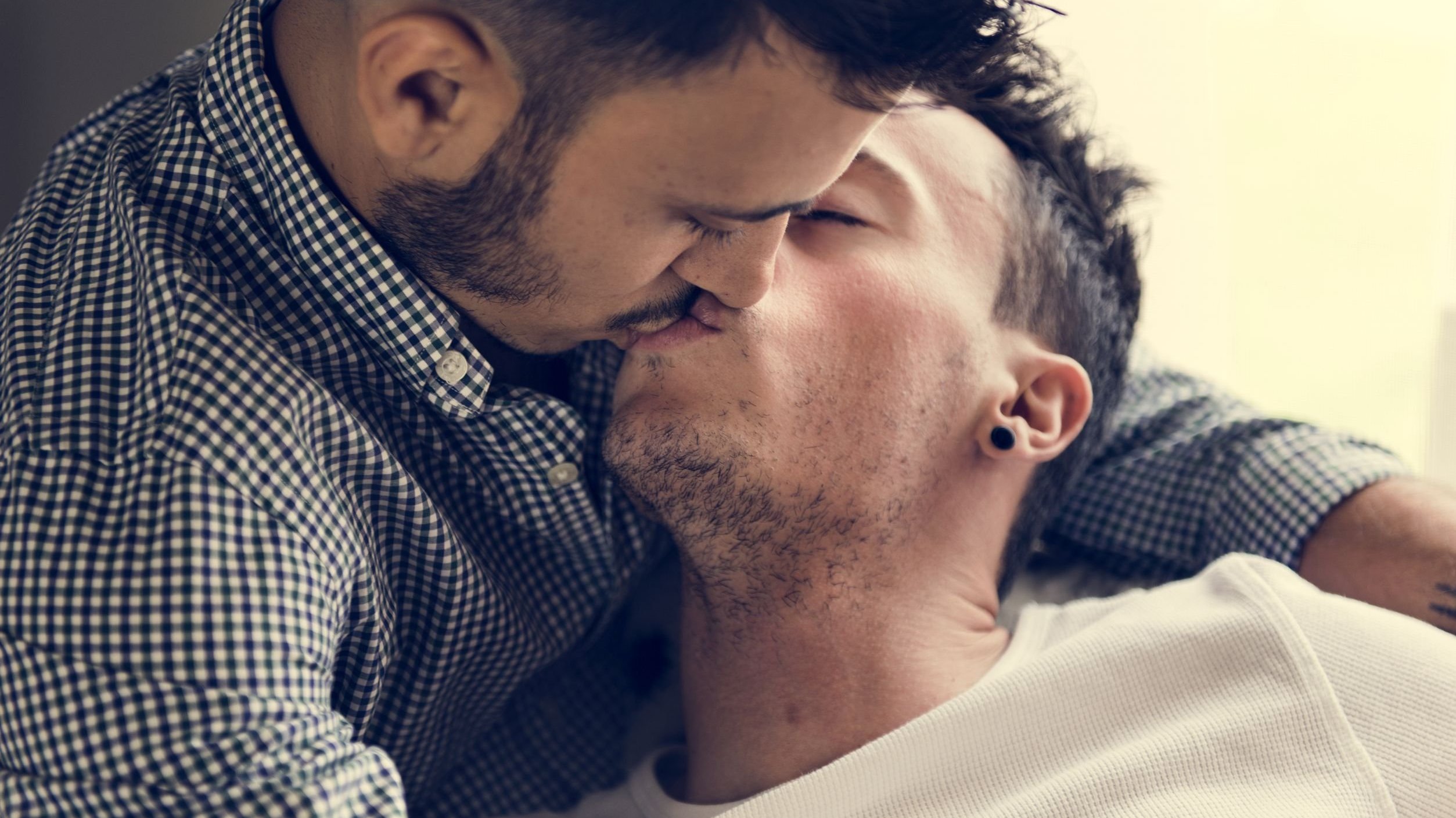 Casal de homossexuais se beijando