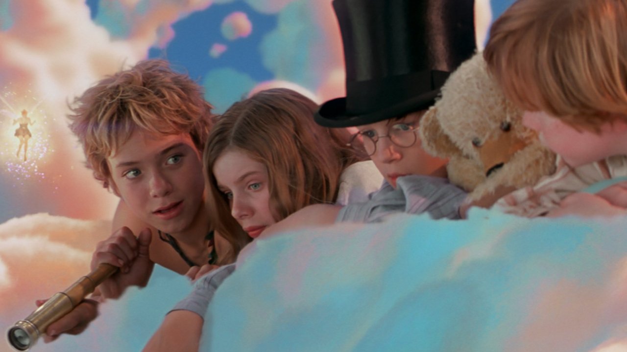 Peter Pan, Wendy e irmãos de Wendy deitados na cama