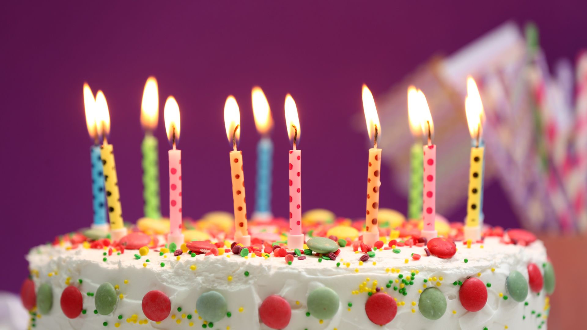 Imagem de bolo de aniversário com velas em cima