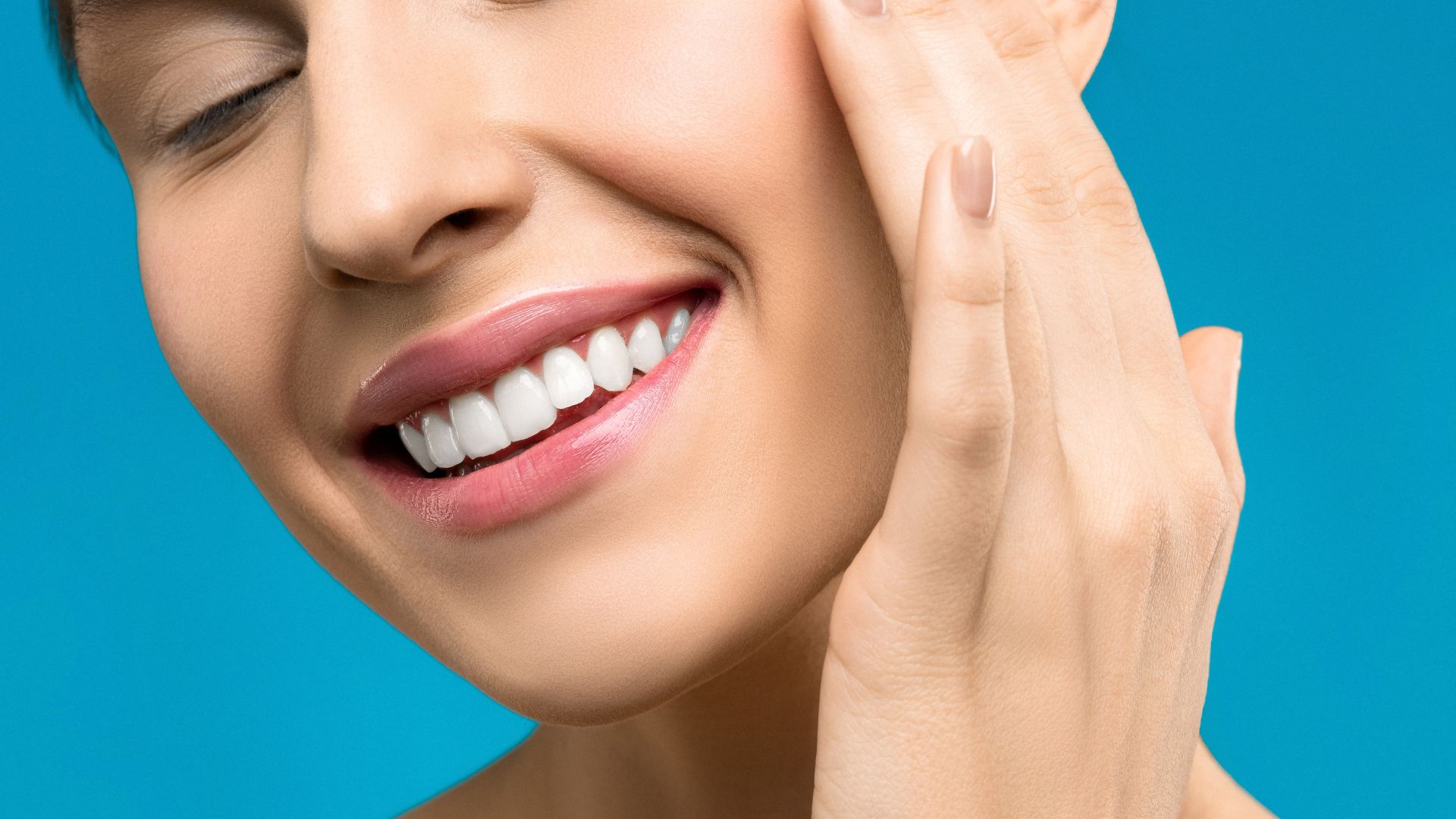 Shiny Diamond de Pexels para o Canva Imagem de fundo azul contendo o rosto de uma mulher sorrindo.