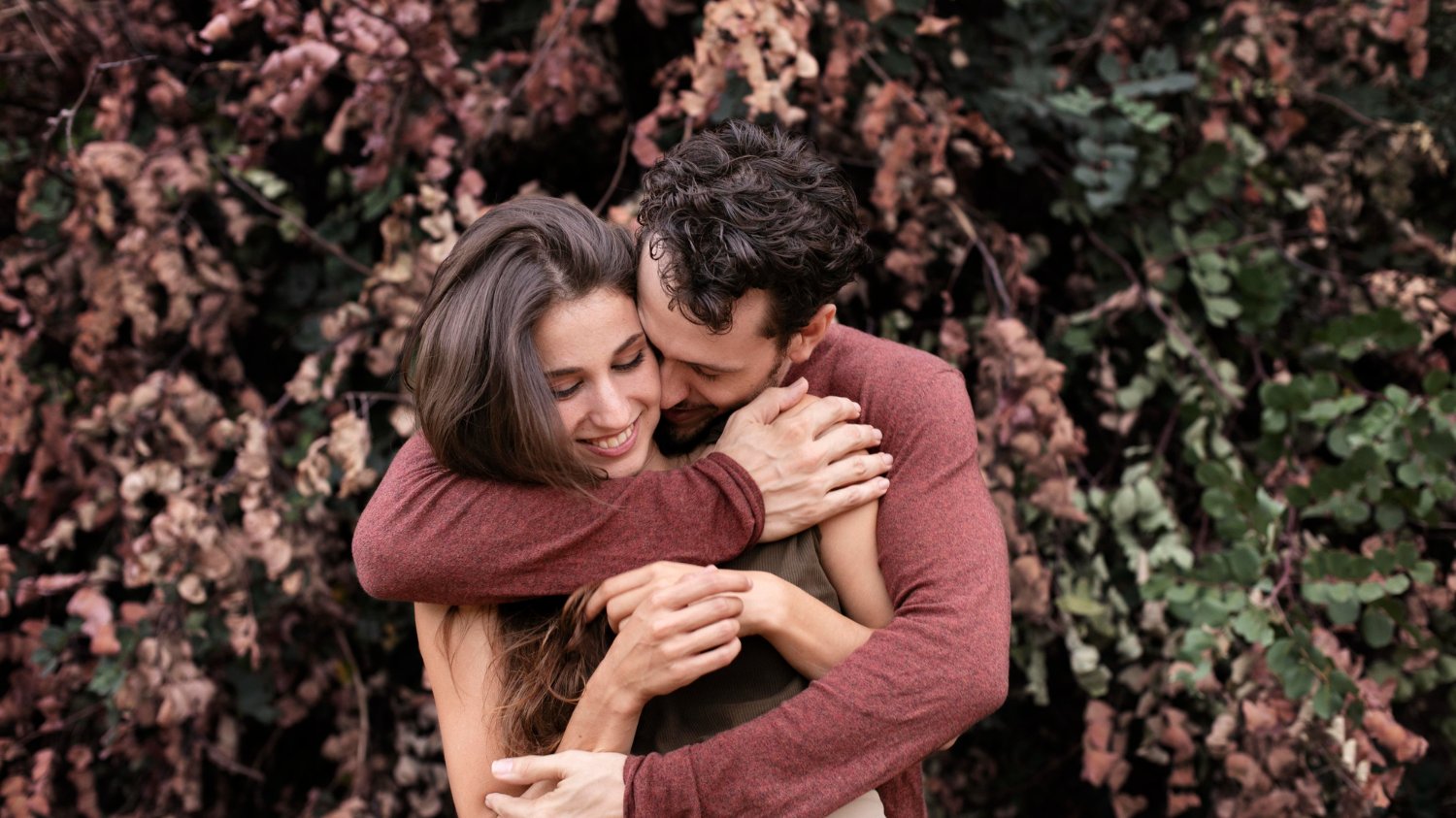 Casal abraçado e sorrindo