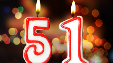 Velas de aniversário acesas com os números 5 e 1