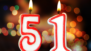 Jfanchin / Getty Images / Canva Pro / Mensagens Com Amor Velas de aniversário acesas com os números 5 e 1