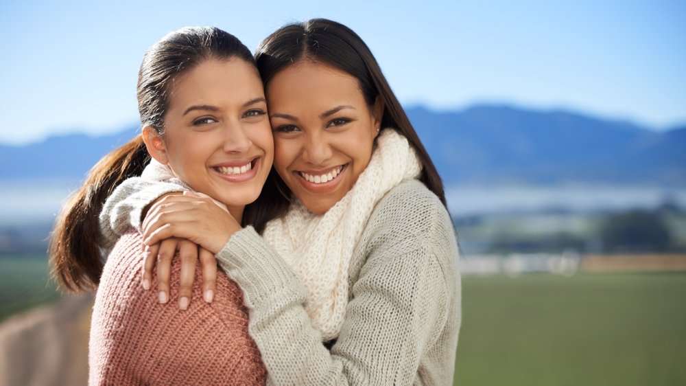 Duas amigas se abraçando