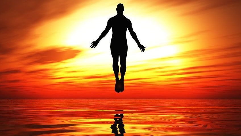 Homem levitando e pôr do Sol ao fundo