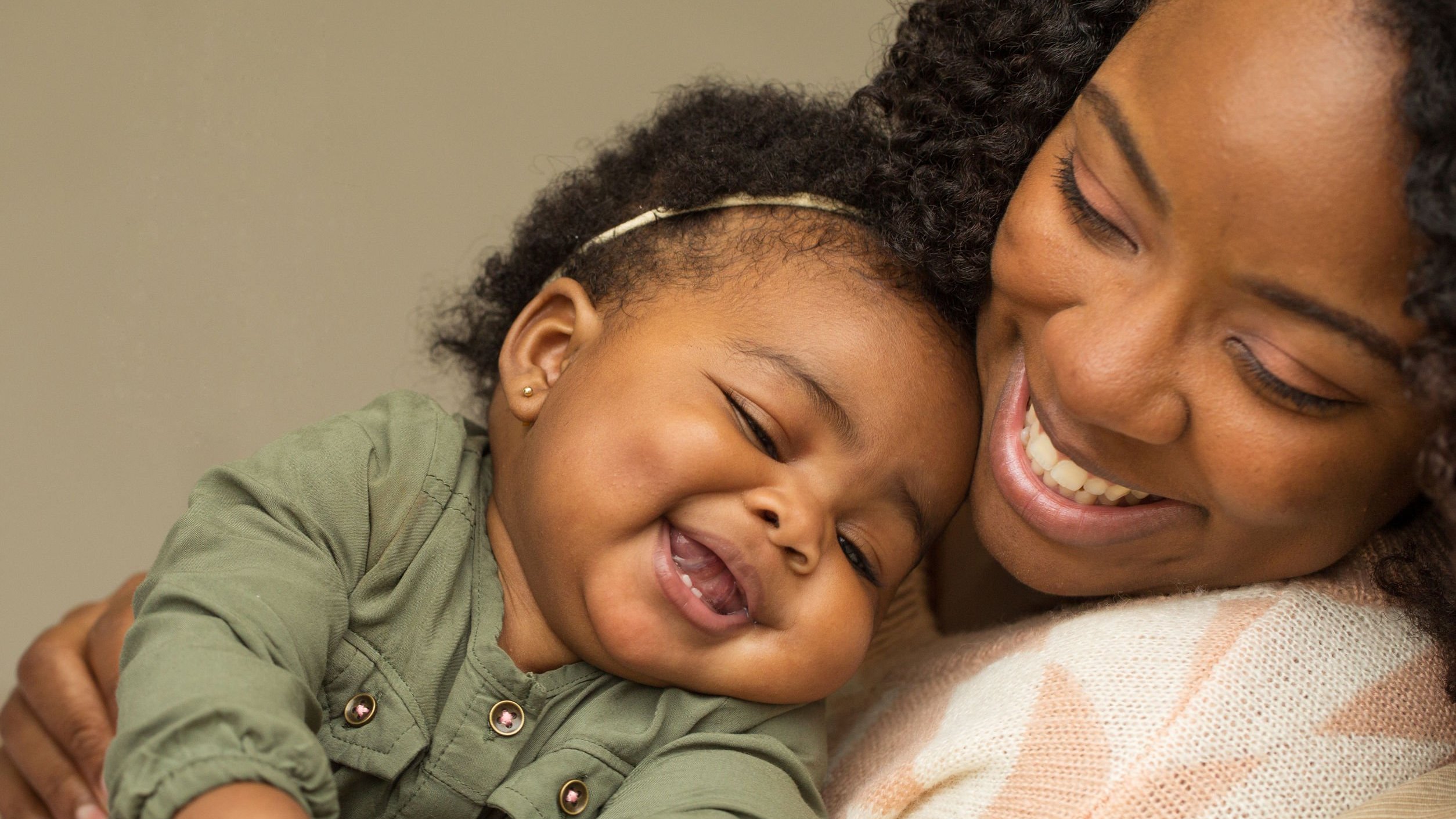 Негритянка рожает. Фото американских матерей. Мама афро и новорожденный. Афро мамочки. Америка тёмнокожая мама.