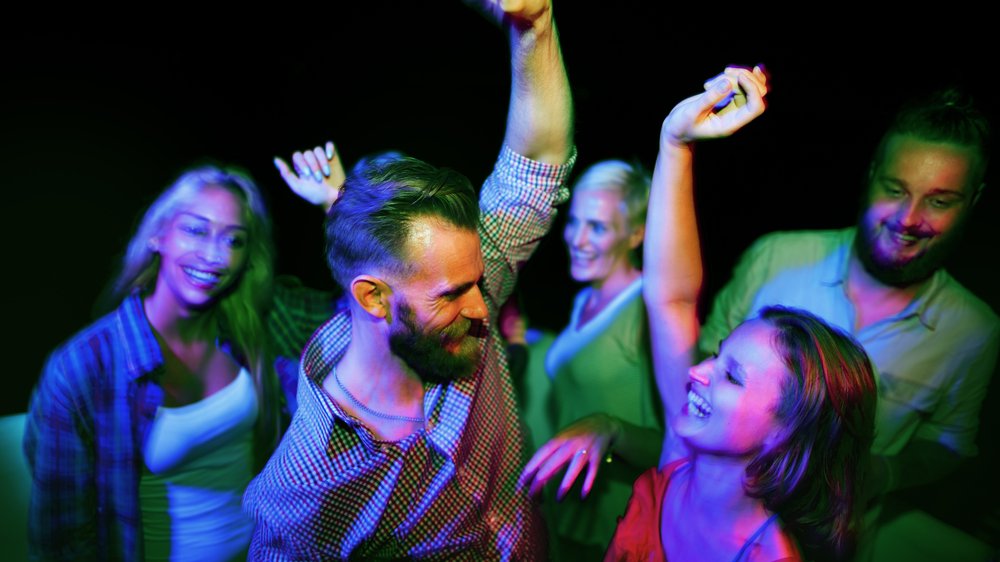 pessoas dançando numa festa