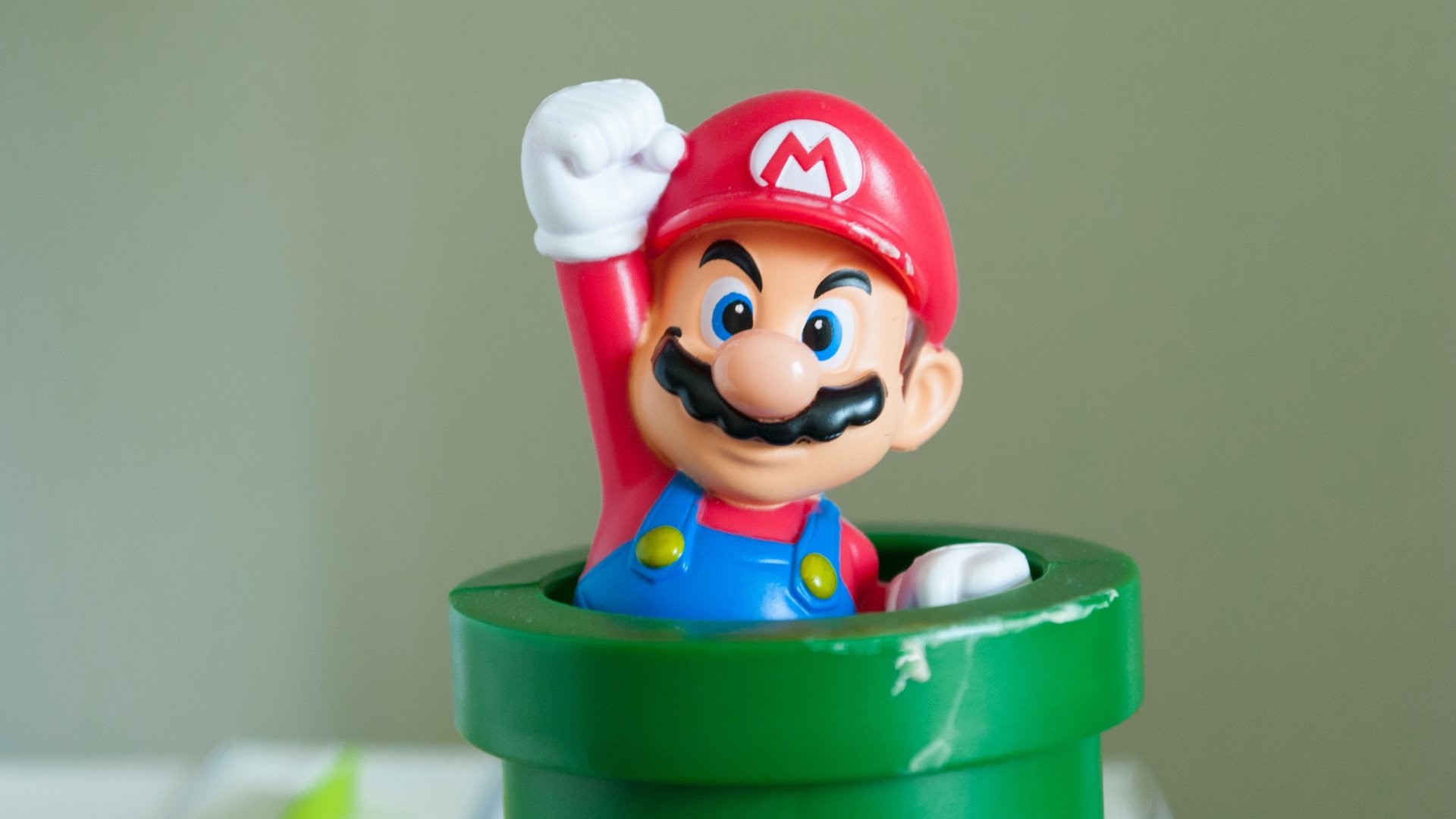 Foto de um boneco do personagem Mario do jogo Super Mario