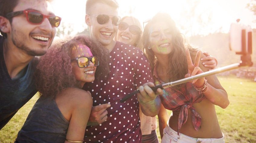 Grupo de amigos tirando selfie.