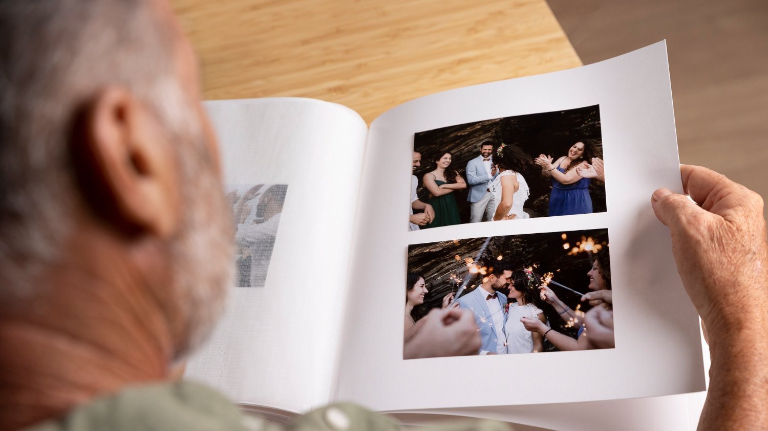 Homem folheando um álbum de fotos de casamento