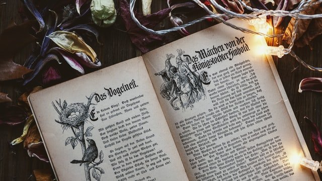 Unsplash / Natalia Y Livro de contos de fadas aberto