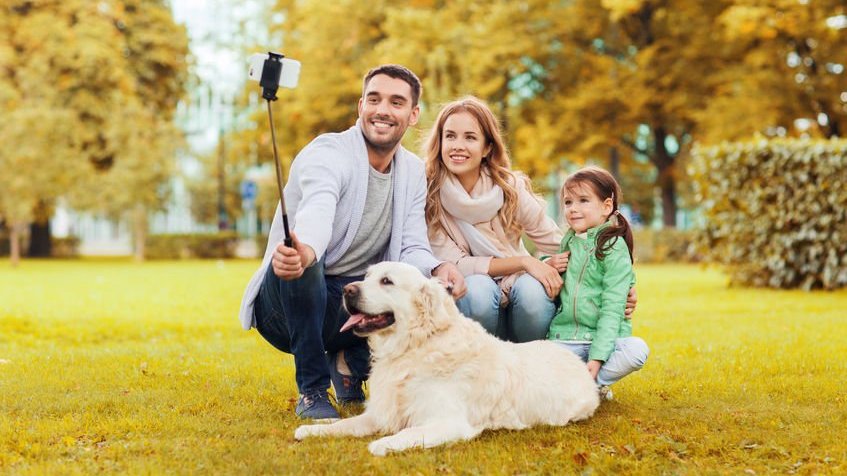 Família tirando foto com cachorro