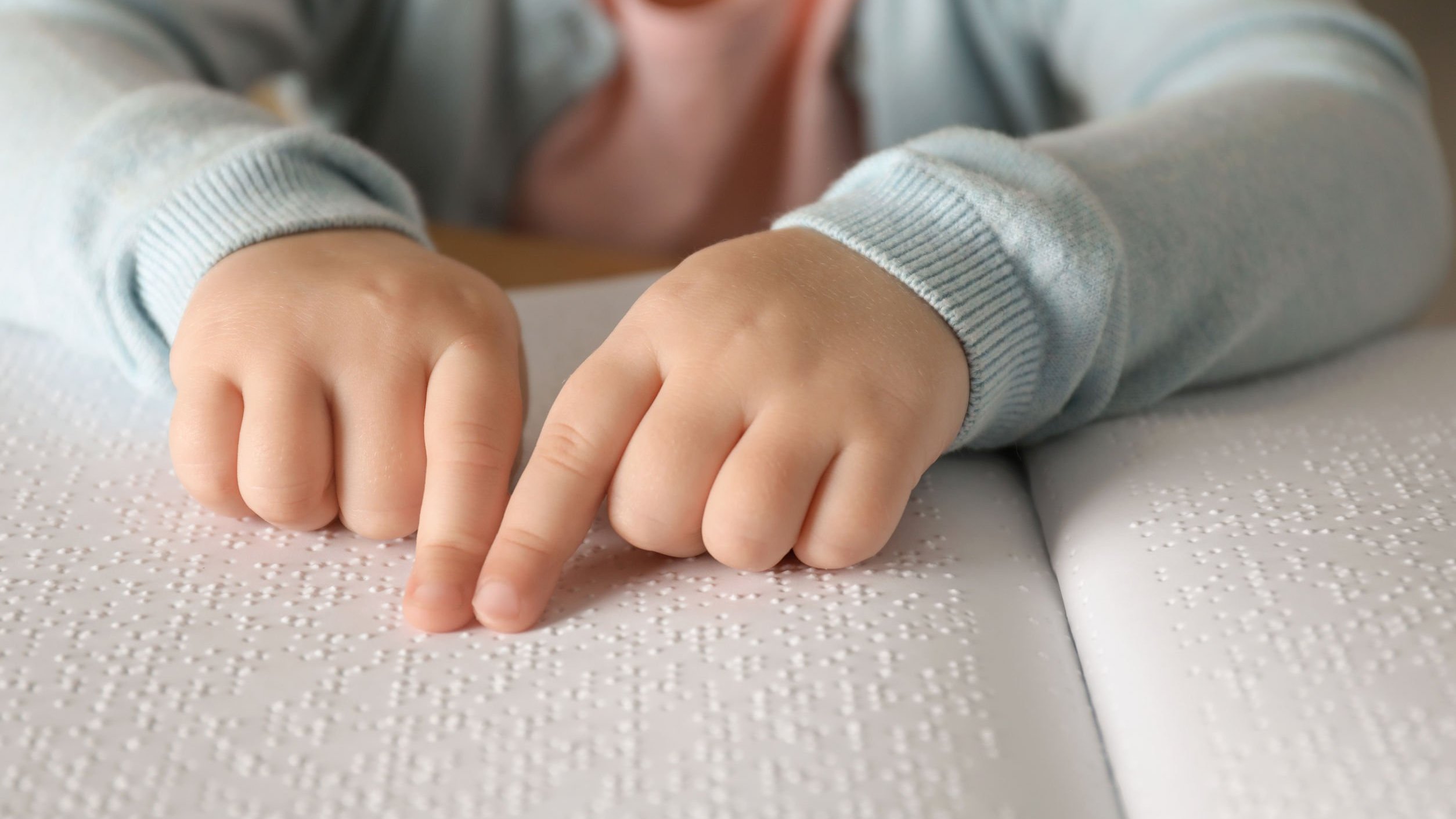 Dedo fazendo a leitura de braille.