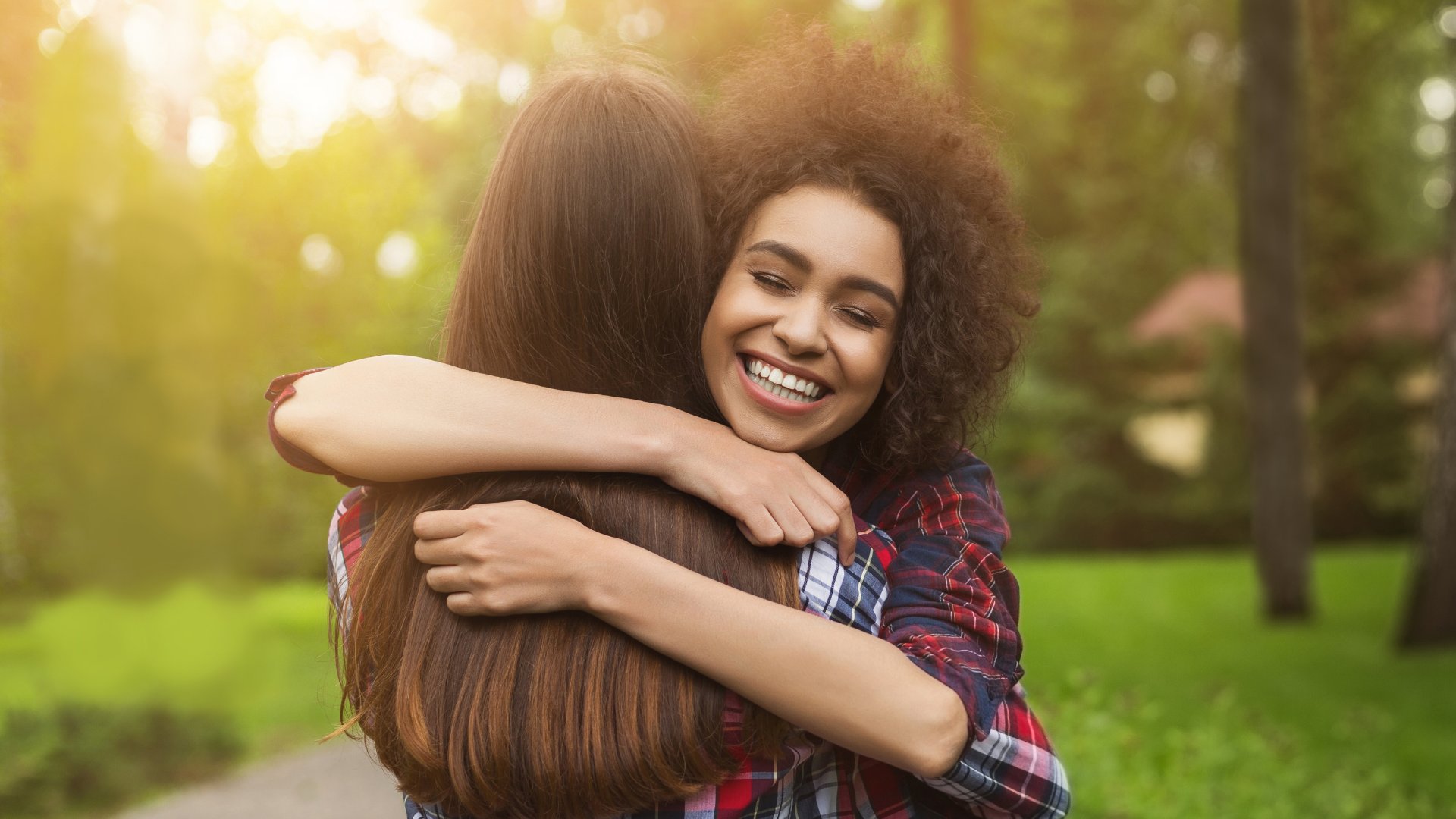Prostock-Studio / Getty Images Pro Duas garotas se abraçando