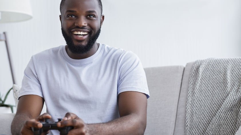 milkos / 123rf Homem jogando videogame