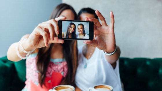 Duas mulheres tirando selfie com celular