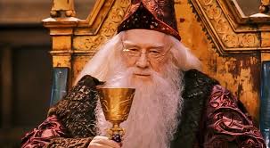 Dumbledore segurando um cálice