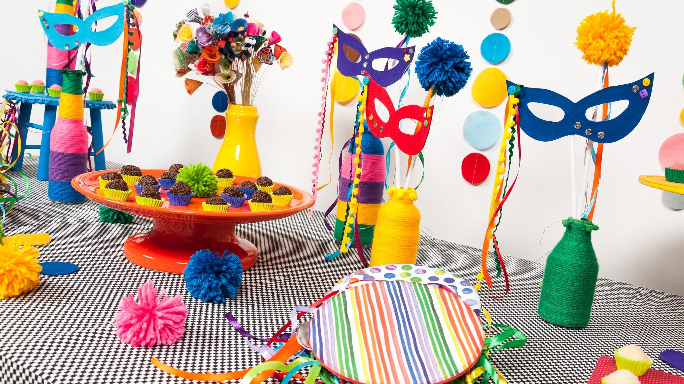 Mesa de Carnaval com máscaras e brigadeiros