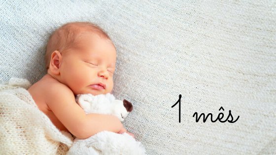 Foto de bebê recém-nascido dormindo com escrito 1 mês